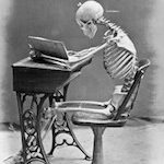 Esqueleto leyendo